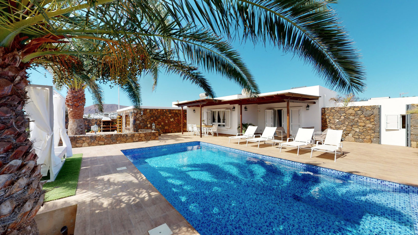FULLY REFURBISHED DETACHED VILLA WITH PRIVATE POOL